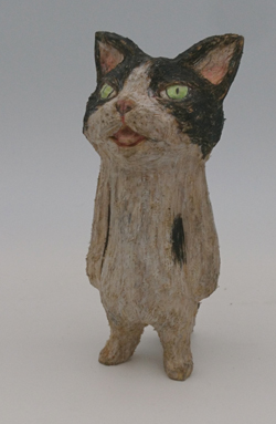 戸川五十生 Tiny Cats 白黒2 高さ10cm 椎に色鉛筆、アクリル 2022