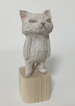 戸川五十生　Tiny Cats 02　高さ8cm　樟に色鉛筆、アクリル 2022