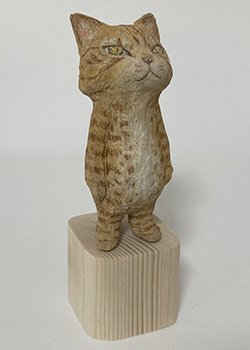 戸川五十生　Tiny Cats 06　高さ8cm　樟に色鉛筆、アクリル 2022