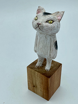 戸川五十生　Tiny Cats #18　4.4×15×4.5　樟にアクリル、色鉛筆　2023
