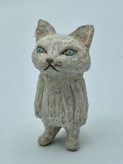 戸川五十生　Tiny Cats #26　H8　樟にアクリル、色鉛筆　2023