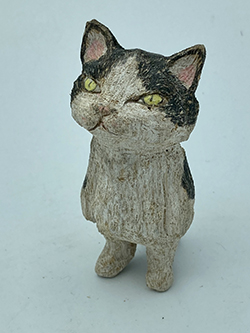戸川五十生　Tiny Cats #34　H8　樟にアクリル、色鉛筆　2023
