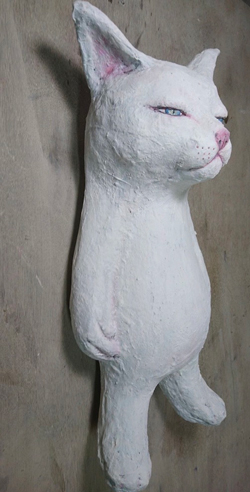 戸川五十生 張り子猫シロ　46x20x15cm　和紙、アクリル着彩　2017
