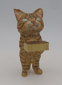 戸川五十生 Tiny Cats カステラ 高さ10cm 椎に色鉛筆、アクリル 2021