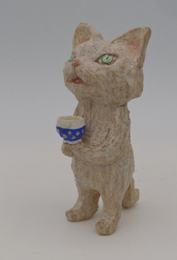 戸川五十生 Tiny Cats お茶 高さ10cm 椎に色鉛筆、アクリル 2021
