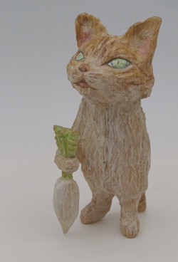 戸川五十生 Tiny Cats 大根 高さ10cm 椎に色鉛筆、アクリル 2021