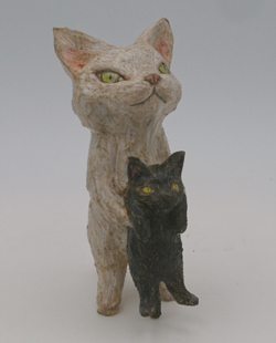戸川五十生 Tiny Cats 抱っこ 高さ10cm 椎に色鉛筆、アクリル 2022