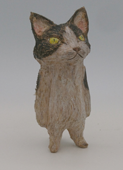 戸川五十生 Tiny Cats 白黒1 高さ10cm 椎に色鉛筆、アクリル 2021
