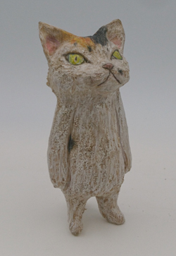 戸川五十生 Tiny Cats 三毛 高さ10cm 椎に色鉛筆、アクリル 2022