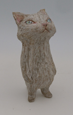 戸川五十生 Tiny Cats 白 高さ10cm 椎に色鉛筆、アクリル 2022