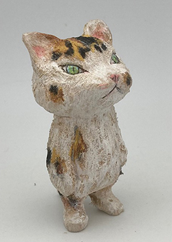 戸川五十生 Tiny Cats #3 H8.3 樟、アクリル、色鉛筆 2022