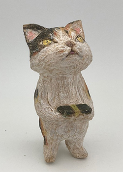 戸川五十生 Tiny Cats #22 H8.5 樟、アクリル、色鉛筆 2022 海苔