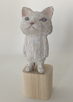 戸川五十生　Tiny Cats 01　高さ8cm　樟に色鉛筆、アクリル 2022