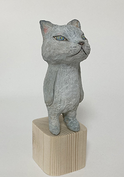戸川五十生　Tiny Cats 03　高さ8cm　樟に色鉛筆、アクリル 2022