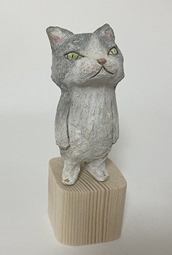 戸川五十生　Tiny Cats 04　高さ8cm　樟に色鉛筆、アクリル 2021