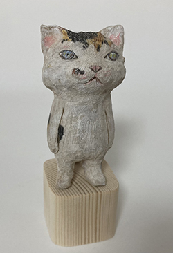 戸川五十生　Tiny Cats 05　高さ8cm　樟に色鉛筆、アクリル 2022
