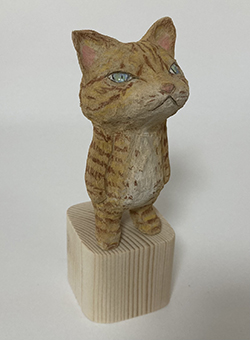戸川五十生　Tiny Cats 07　高さ8cm　樟に色鉛筆、アクリル 2022