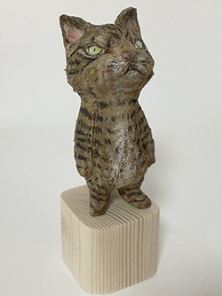 戸川五十生　Tiny Cats 08　高さ8cm　樟に色鉛筆、アクリル 2022