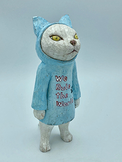 戸川五十生　Tiny Cats #1 RC 8.9×21.5×10.2　樟にアクリル、色鉛筆　2023