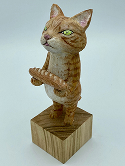 戸川五十生　Tiny Cats #2 パン　6×18×7　樟にアクリル、色鉛筆　2023