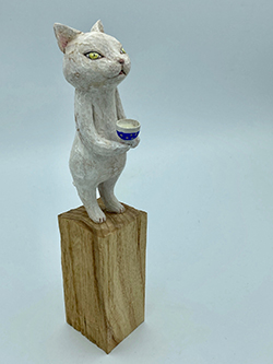 戸川五十生　Tiny Cats #3 お茶　4.6×24×7.3　樟にアクリル、色鉛筆　2023