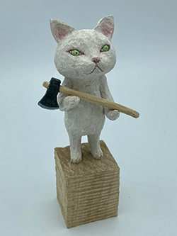 戸川五十生　Tiny Cats #6 斧　7.3×15.7×5　樟にアクリル、色鉛筆　2023