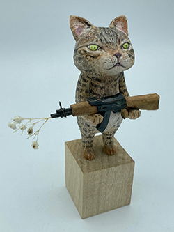 戸川五十生　Tiny Cats #7 AK47　8.3×16.2×6.5　樟にアクリル、色鉛筆　2023