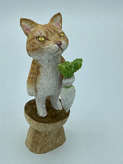 戸川五十生　Tiny Cats #10 大根　4.2×13.2×5　樟にアクリル、色鉛筆　2023