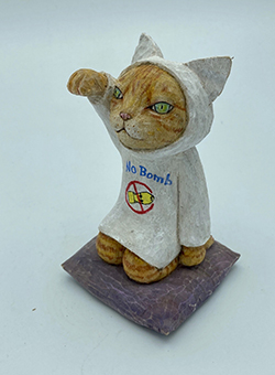 戸川五十生　Tiny Cats #13 正座A　7×11.8×7.5　樟にアクリル、色鉛筆　2023