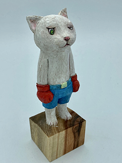 戸川五十生　Tiny Cats #15 拳闘A　5×15.6×5.7　樟にアクリル、色鉛筆　2023