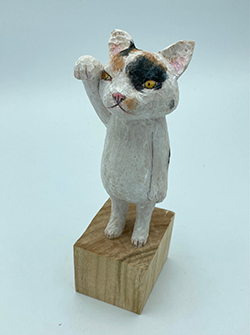戸川五十生　Tiny Cats #17 立ち招き　5.2×17.5×7.9　樟にアクリル、色鉛筆　2023