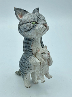 戸川五十生　Tiny Cats #19　親子A　4.8×13.4×8　樟にアクリル、色鉛筆　2023