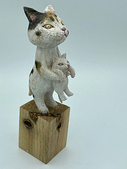 戸川五十生　Tiny Cats #20　親子B　4.5×20×7　樟にアクリル、色鉛筆　2023