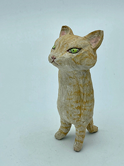 戸川五十生　Tiny Cats #22　4.4×10.9×5　樟にアクリル、色鉛筆　2023