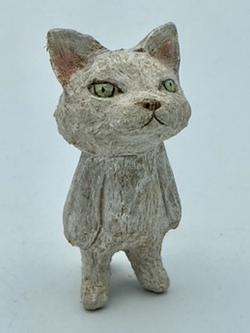 戸川五十生　Tiny Cats #25　H8　樟にアクリル、色鉛筆　2023