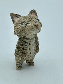戸川五十生　Tiny Cats #27　H7.6　樟にアクリル、色鉛筆　2023