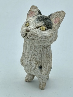 戸川五十生　Tiny Cats #28　H7.5　樟にアクリル、色鉛筆　2023
