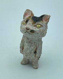 戸川五十生　Tiny Cats #29　H8　樟にアクリル、色鉛筆　2023