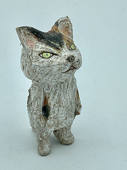 戸川五十生　Tiny Cats #30　H8　樟にアクリル、色鉛筆　2023