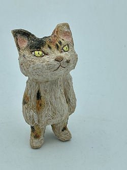 戸川五十生　Tiny Cats #31　H8　樟にアクリル、色鉛筆　2023