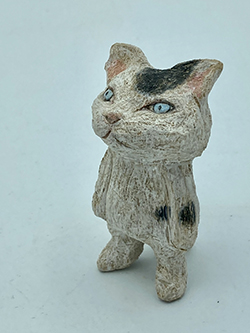 戸川五十生　Tiny Cats #32　H7.2　樟にアクリル、色鉛筆　2023