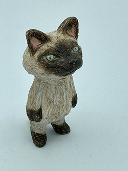 戸川五十生　Tiny Cats #36　H8　樟にアクリル、色鉛筆　2023