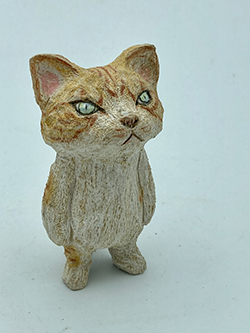 戸川五十生　Tiny Cats #37　H8　樟にアクリル、色鉛筆　2023