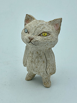 戸川五十生　Tiny Cats #38　H7.4　樟にアクリル、色鉛筆　2023