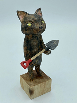 戸川五十生　Tiny Cats #5 シャベル　7.4×15.5×6　樟にアクリル、色鉛筆　2023