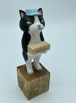 戸川五十生　Tiny Cats #9 宅配　5×17×7　樟にアクリル、色鉛筆　2023