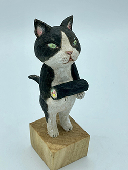 戸川五十生　Tiny Cats #12 太巻き　4.4×15×7.5　樟にアクリル、色鉛筆　2023