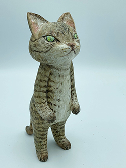 戸川五十生　Tiny Cat 01　6x16.5x7.5cm　樟、色鉛筆　アクリル　2023