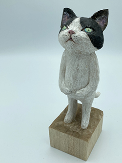 戸川五十生　Tiny Cat 02　5x16.5x7.5cm　樟、色鉛筆　アクリル　2023