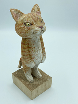 戸川五十生　Tiny Cat 03　5x14.8x6cm　樟、色鉛筆　アクリル　2023